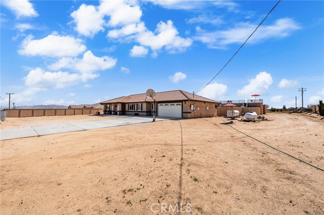 Detail Gallery Image 4 of 56 For 10779 Mills Rd, Apple Valley,  CA 92308 - 4 Beds | 3 Baths