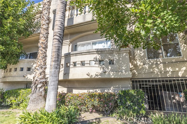 Detail Gallery Image 2 of 29 For 4970 Kester Ave #11,  Sherman Oaks,  CA 91403 - 2 Beds | 2/1 Baths