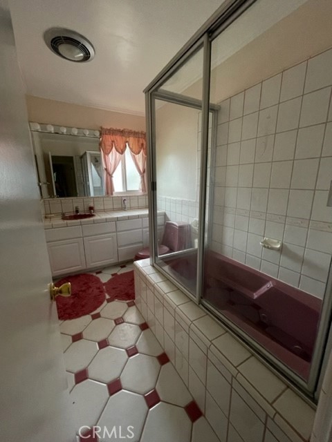 HALL BATHROOM WITH SPA TUB