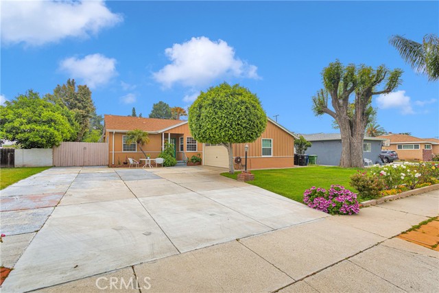 Detail Gallery Image 3 of 31 For 10956 Gloria Ave, Granada Hills,  CA 91344 - 5 Beds | 3 Baths