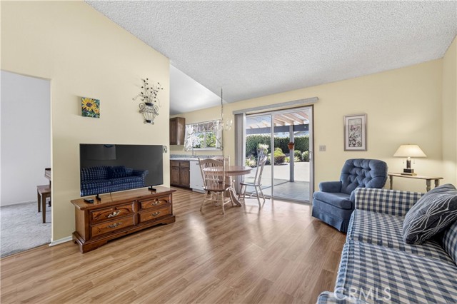 Detail Gallery Image 8 of 22 For 9429 Glade Ave, Chatsworth,  CA 91311 - 3 Beds | 2 Baths