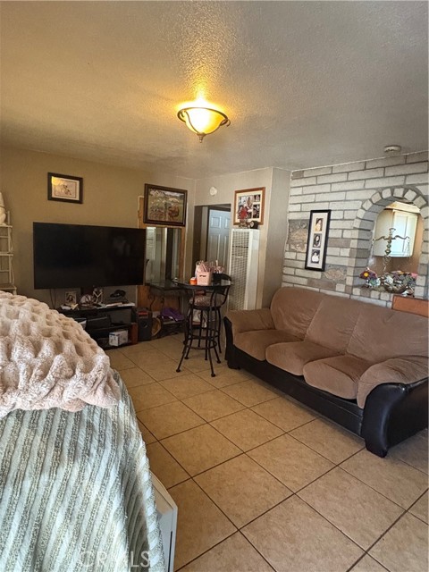 Detail Gallery Image 3 of 7 For 10441 Cypress Ave, Riverside,  CA 92505 - 4 Beds | 2 Baths