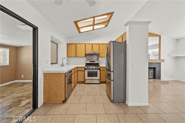 529 Hilltop, Palmdale CA: https://media.crmls.org/medias/386484e2-56c0-44fc-bdd2-7b1f65cf1f6e.jpg