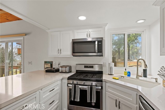 Detail Gallery Image 11 of 39 For 1803 Nob Hill Dr, Running Springs,  CA 92382 - 3 Beds | 2 Baths