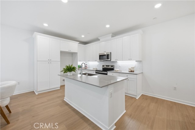 Detail Gallery Image 6 of 29 For 9425 N Sepulveda Blvd. #3,  North Hills,  CA 91343 - 2 Beds | 2/1 Baths