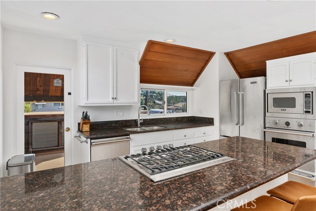 390 Saint Anns Drive, Laguna Beach CA: https://media.crmls.org/medias/38694d9b-2985-4d40-bef3-dc283a99399b.jpg