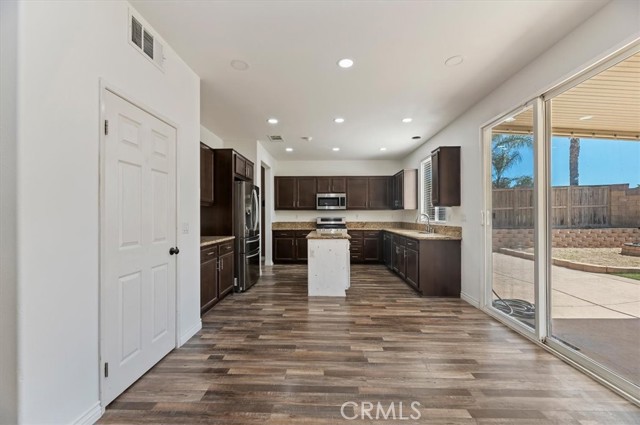 Detail Gallery Image 13 of 35 For 34073 Corktree, Lake Elsinore,  CA 92532 - 4 Beds | 2/1 Baths