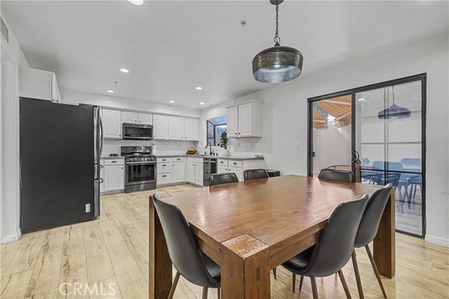 Detail Gallery Image 10 of 29 For 10894 Olinda St #109,  Sun Valley,  CA 91352 - 3 Beds | 3 Baths