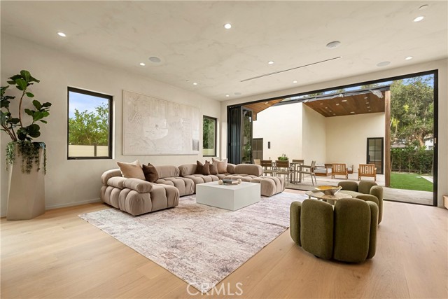 Detail Gallery Image 16 of 58 For 5525 Carpenter Ave, Valley Village,  CA 91607 - 5 Beds | 6/1 Baths