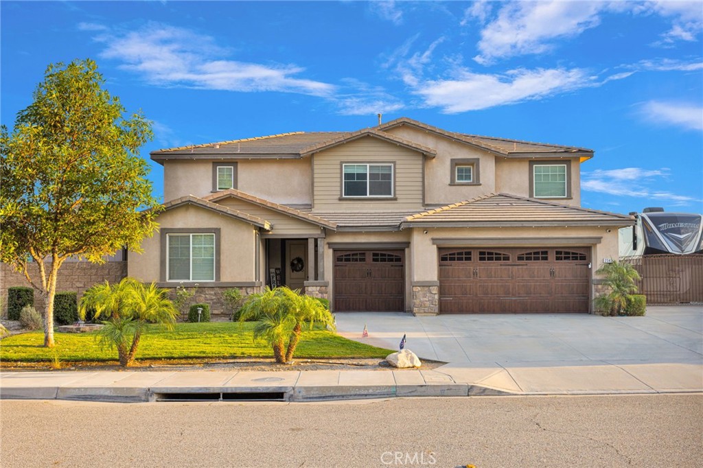 2343 W Redwood Street