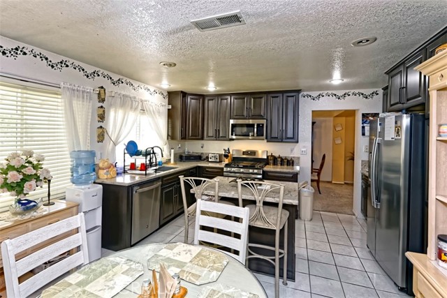 Detail Gallery Image 8 of 41 For 15605 Fairbanks Dr, Victorville,  CA 92394 - 6 Beds | 3/1 Baths