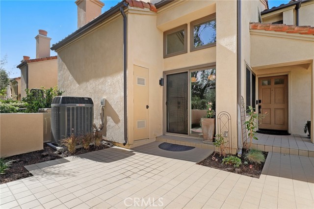 Detail Gallery Image 3 of 24 For 122 Corsica, Newport Beach,  CA 92660 - 2 Beds | 2 Baths
