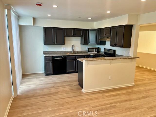 Detail Gallery Image 2 of 14 For 22038 Vanowen St #105,  Woodland Hills,  CA 91303 - 3 Beds | 2/1 Baths