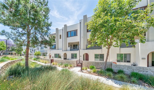 Detail Gallery Image 4 of 33 For 143 Frame, Irvine,  CA 92618 - 3 Beds | 3/1 Baths