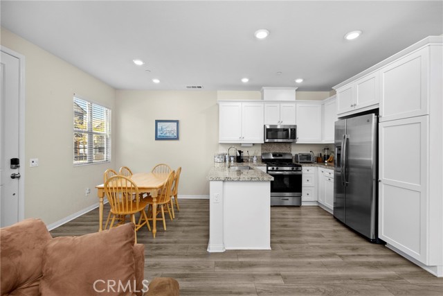 Detail Gallery Image 6 of 27 For 22886 Concord, Saugus,  CA 91350 - 2 Beds | 2/1 Baths