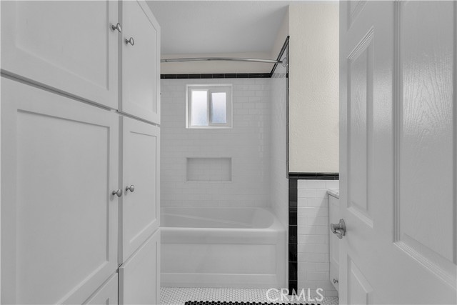 211 La Verne Avenue, Long Beach CA: https://media.crmls.org/medias/387d1682-f823-48f7-938c-6c49009c9ecd.jpg