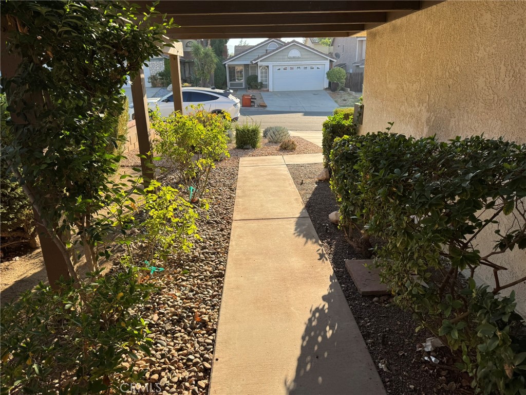 https://media.crmls.org/medias/387d33b5-651e-4c72-9604-2c3b965a3d9e.jpg?preset=X-Large