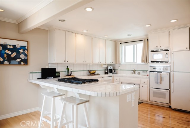 321 20th Place, Manhattan Beach, California 90266, 4 Bedrooms Bedrooms, ,2 BathroomsBathrooms,Residential,Sold,20th,SB22163794