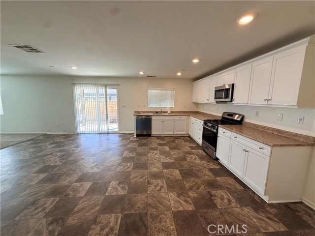 Detail Gallery Image 10 of 29 For 16931 Montgomery, Fontana,  CA 92336 - 3 Beds | 2/1 Baths