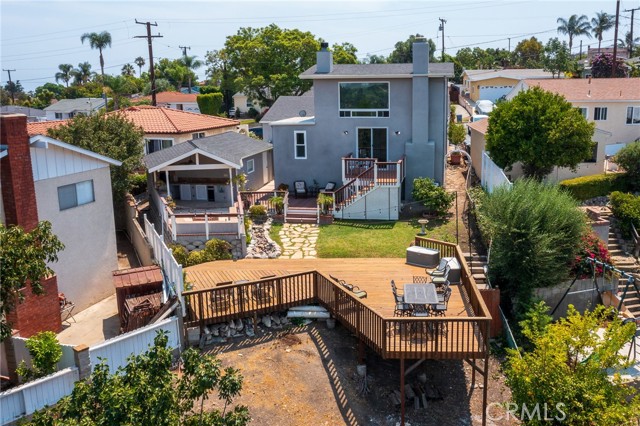 Talk about a sweet entertaining yard!