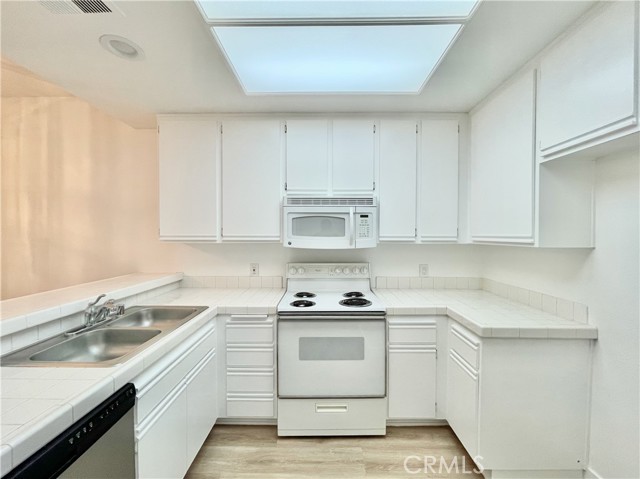 Detail Gallery Image 5 of 21 For 2960 Champion #1503,  Tustin,  CA 92782 - 2 Beds | 2 Baths