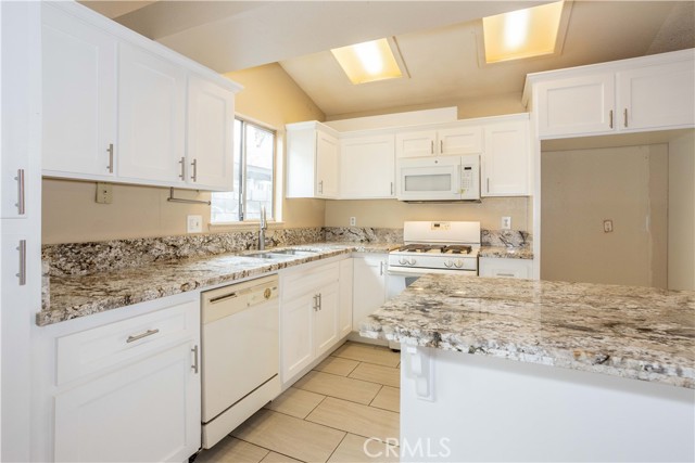 Detail Gallery Image 11 of 33 For 5905 Stone Bridge Ln, Bakersfield,  CA 93313 - 4 Beds | 2 Baths