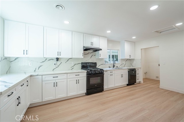 Detail Gallery Image 4 of 31 For 3510 Slayton St, Hawthorne,  CA 90250 - 5 Beds | 5 Baths