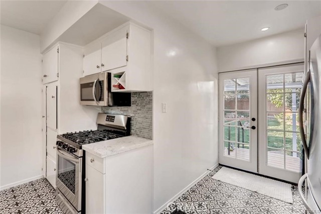 Detail Gallery Image 9 of 22 For 10447 Whipple St, Toluca Lake,  CA 91602 - 3 Beds | 2 Baths