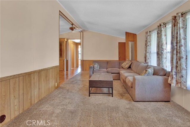 350 S Willow Avenue, Rialto CA: https://media.crmls.org/medias/38899d53-ad1d-42a2-96df-665c5584050a.jpg