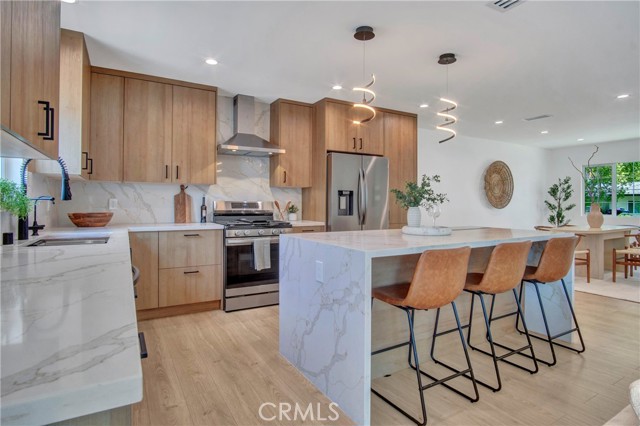 Detail Gallery Image 8 of 34 For 18406 Jovan St, Tarzana,  CA 91335 - 5 Beds | 4 Baths
