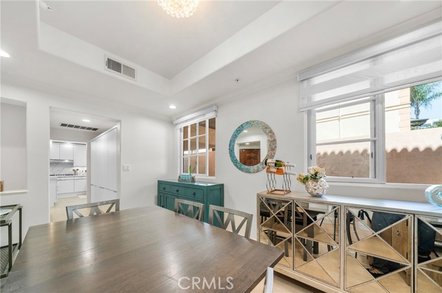 Detail Gallery Image 8 of 46 For 235 S Gale #102,  Beverly Hills,  CA 90211 - 2 Beds | 2 Baths