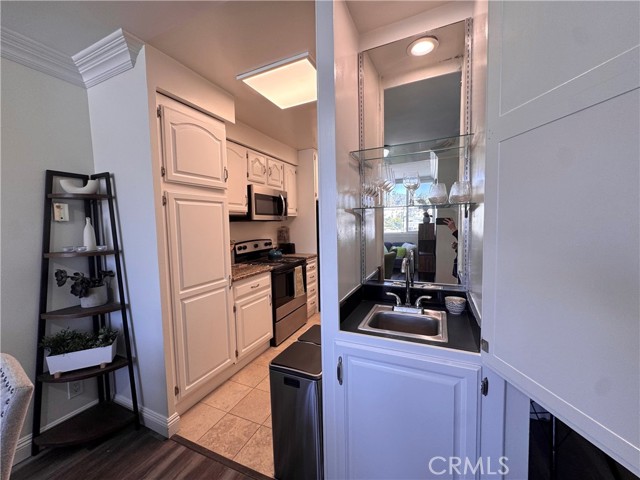 Detail Gallery Image 7 of 19 For 540 Kelton #502,  Los Angeles,  CA 90024 - 2 Beds | 2/1 Baths