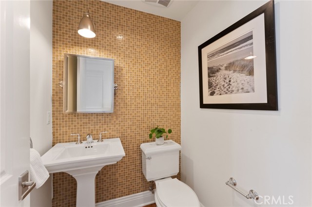 Detail Gallery Image 14 of 45 For 3201 4th Ave, Corona Del Mar,  CA 92625 - 3 Beds | 2/1 Baths