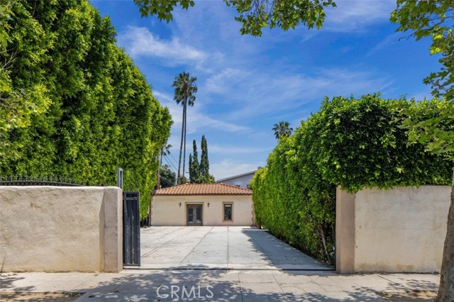 11159 La Maida Street, North Hollywood CA: https://media.crmls.org/medias/38951f46-ae9d-484f-8105-57e3d8ec1aa5.jpg