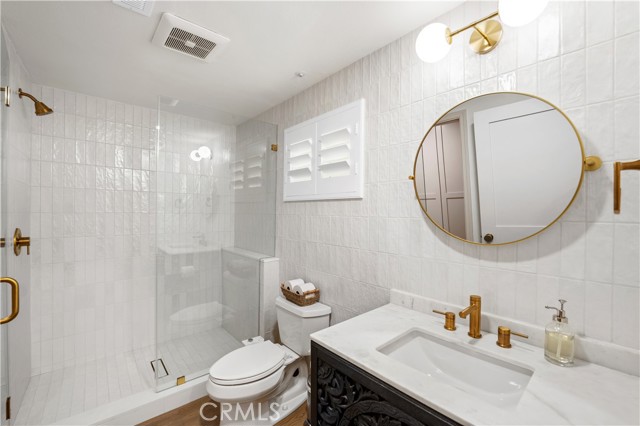 Detail Gallery Image 15 of 31 For 575 S Barrington Ave #109,  Los Angeles,  CA 90049 - 3 Beds | 2/1 Baths