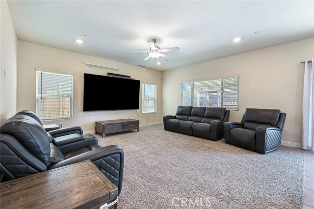 Detail Gallery Image 8 of 27 For 6883 E Robinson, Fresno,  CA 93727 - 4 Beds | 3 Baths