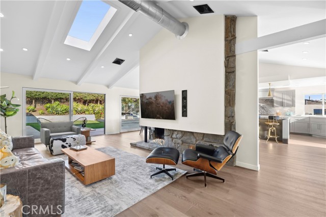 Detail Gallery Image 10 of 39 For 4000 Topside Ln, Corona Del Mar,  CA 92625 - 4 Beds | 2/1 Baths