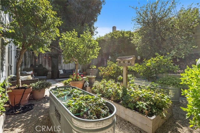 1405 Lakeside Lane, Huntington Beach CA: https://media.crmls.org/medias/389957aa-cfec-49dd-b5b7-083cf80cd55e.jpg