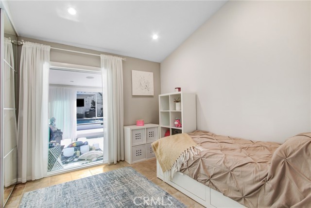 20200 Clark Street, Woodland Hills CA: https://media.crmls.org/medias/389a5568-8204-4962-9f15-86637796fa63.jpg