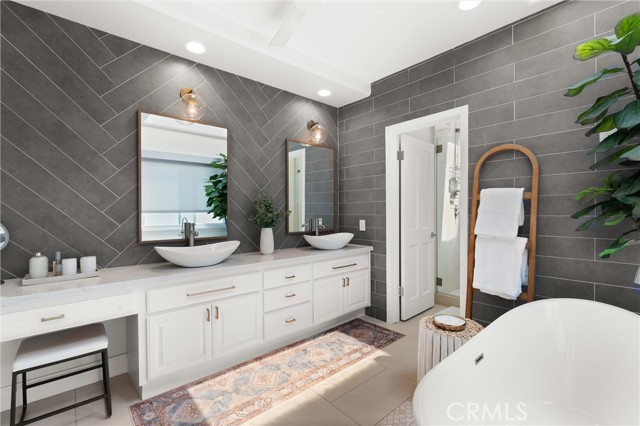 302 Carnation Avenue, Corona del Mar CA: https://media.crmls.org/medias/389baf36-2515-4a89-842b-a5a0826a2b4e.jpg