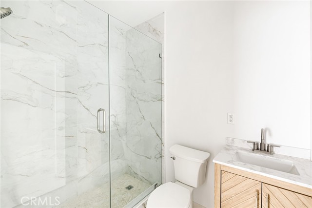 Detail Gallery Image 8 of 13 For 7044 White Oak a,  Van Nuys,  CA 91406 - 3 Beds | 2 Baths