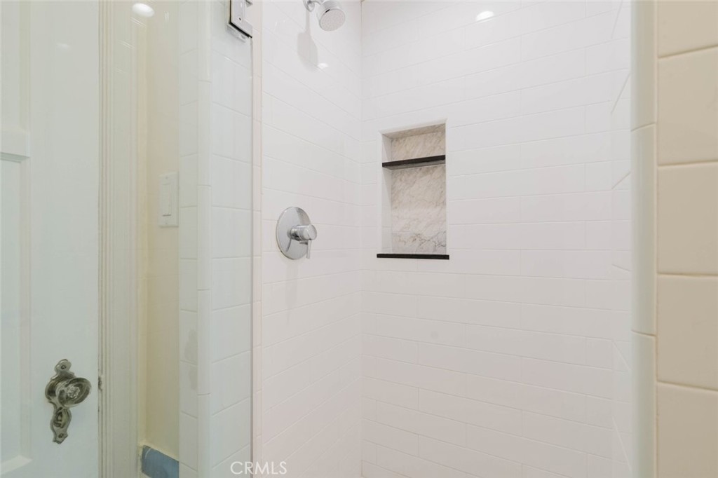 https://media.crmls.org/medias/389c9ab8-f223-4d39-9218-cd241188aadc.jpg?preset=X-Large