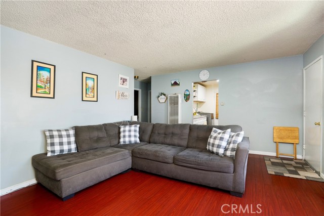 4220 W 165th Street, Lawndale CA: https://media.crmls.org/medias/389d4e89-e7d5-4824-8634-09adbcbb1689.jpg