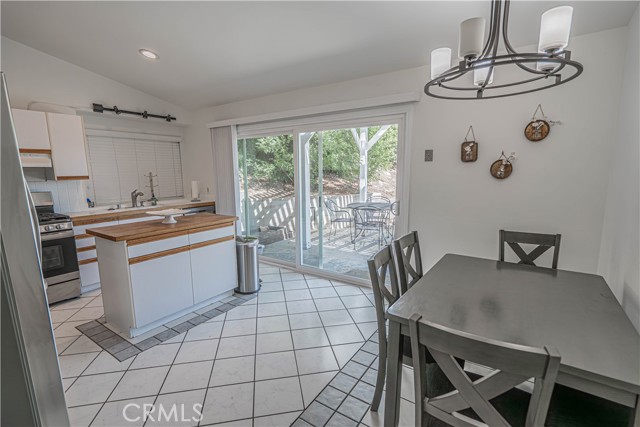 27412 Garza Drive, Saugus CA: https://media.crmls.org/medias/389e5015-0491-45ab-9be2-090a6937a7bd.jpg