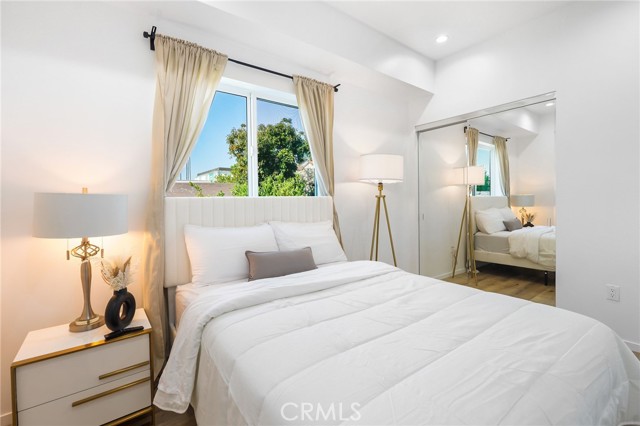 Detail Gallery Image 8 of 24 For 119 S Coroando St #1/2,  Los Angeles,  CA 90057 - 3 Beds | 2 Baths