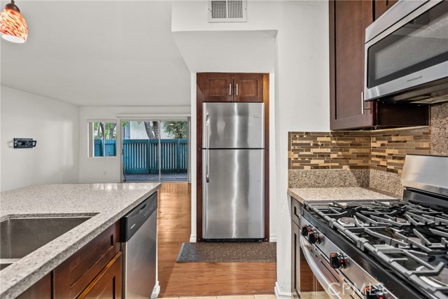 Detail Gallery Image 6 of 40 For 5700 Etiwanda #148,  Tarzana,  CA 91356 - 2 Beds | 1/1 Baths