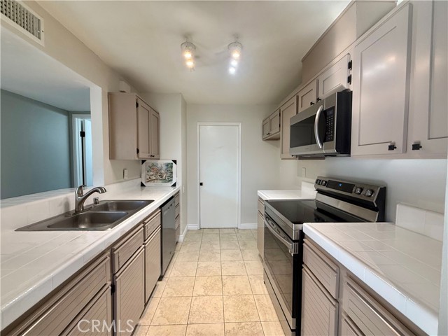 Detail Gallery Image 8 of 32 For 13096 Le Parc #92,  Chino Hills,  CA 91709 - 2 Beds | 2/1 Baths