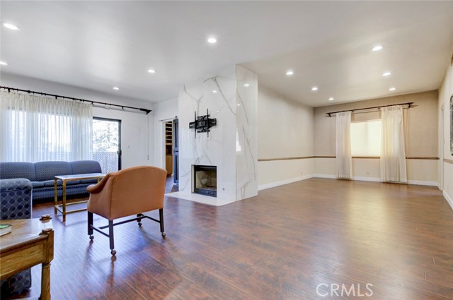 Detail Gallery Image 4 of 39 For 17522 Sherman Way #202,  Van Nuys,  CA 91406 - 2 Beds | 3 Baths