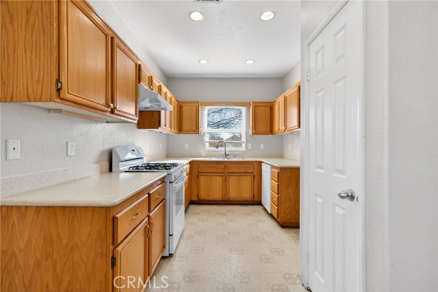 Detail Gallery Image 7 of 35 For 43865 Gingham, Lancaster,  CA 93535 - 3 Beds | 2 Baths