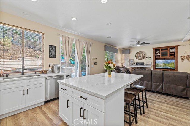 28436 Calex Drive, Valencia CA: https://media.crmls.org/medias/38ad0380-41e0-4051-b0bd-4a6295ea7a63.jpg